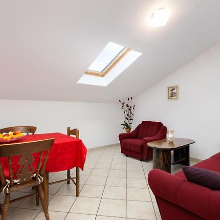 2 Bedroom Beautiful Apartment In Rasopasno Экстерьер фото