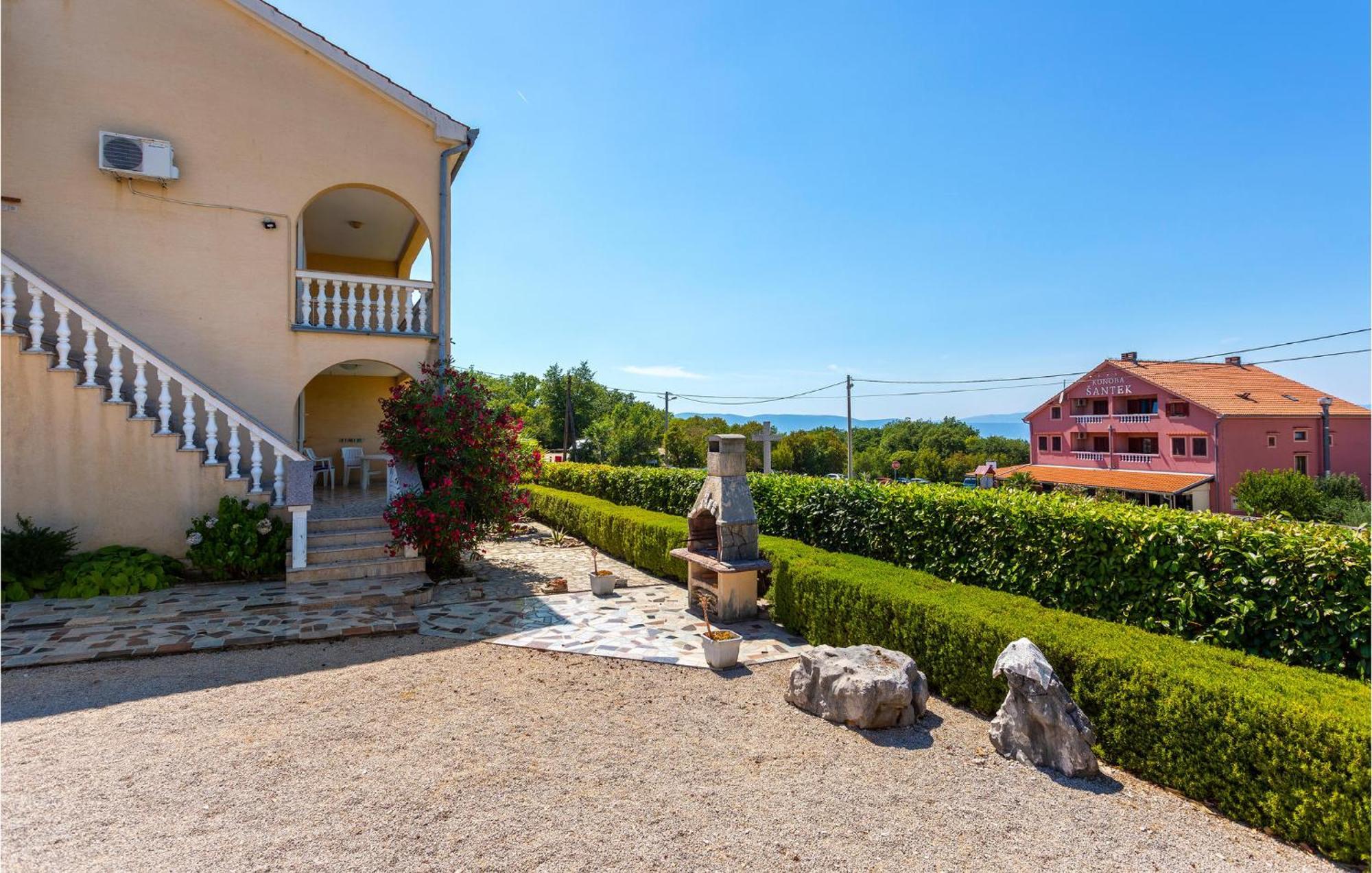 2 Bedroom Beautiful Apartment In Rasopasno Экстерьер фото